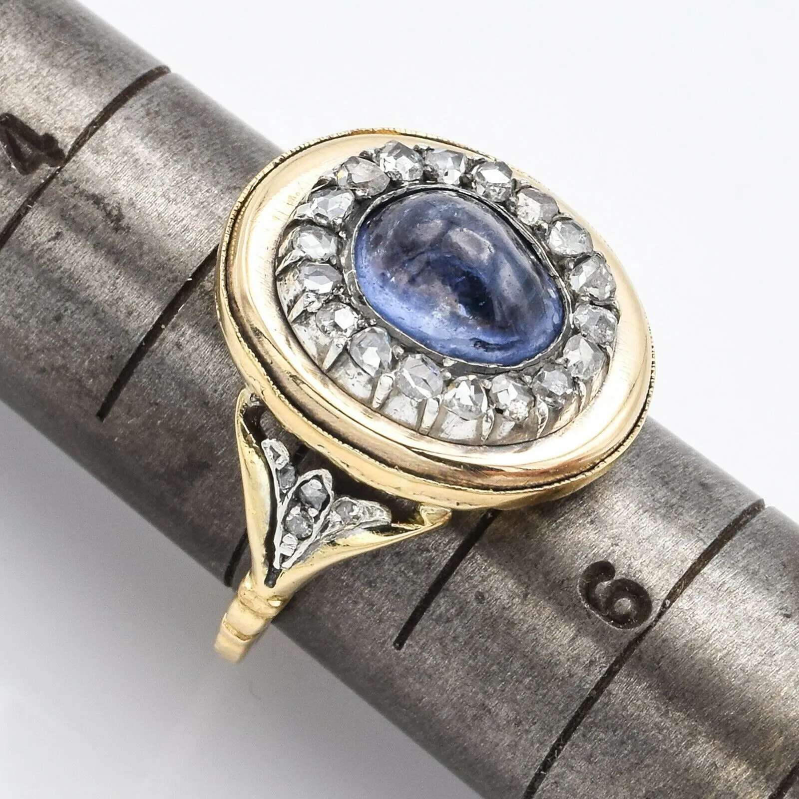 Antique 18K Yellow Gold 2.57 Carats Sapphire & Diamond Cocktail Ring